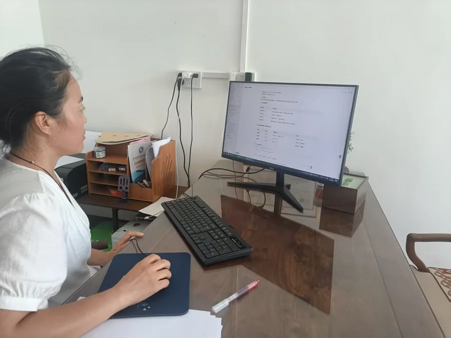 AI自习室门店日常:工作人员在电脑前处理学生学习计划